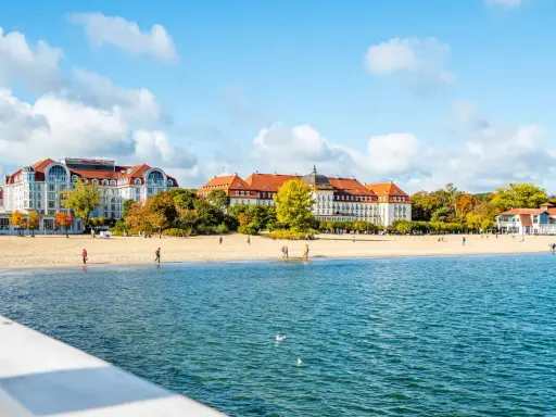 Sopot – piękne, ciekawe miejsca w Polsce na jednodniowy wypad. Spacer po plaży i widok na zabytkowe hotele.