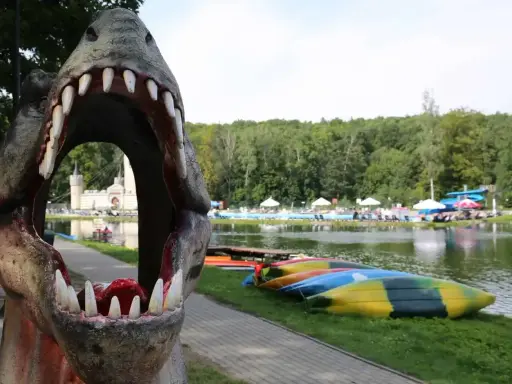 Przez paszczę dinozaura widać zamek i basen, a obok leżą kolorowe kajaki. To jedne z magicznych miejsc opolskich.