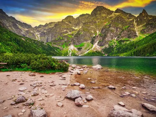 Górskie jezioro Morskie Oko, jedno z najpiękniejszych **ciekawych miejsc w Polsce**, otoczone skalistymi szczytami i zielonymi lasami.