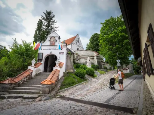 Szukasz pomysłu, gdzie na weekend lubelskie? Sanktuarium Matki Boskiej Kazimierskiej zaprasza. Spacer brukowaną uliczką z wózkiem.