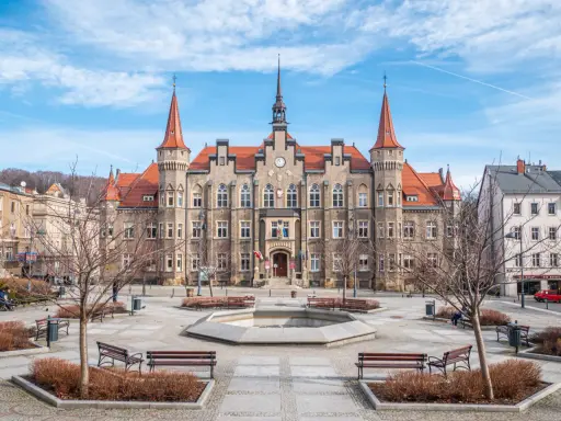 Ratusz w Wałbrzychu, piękny budynek z wieżyczkami, to jedno z miejsc, co zobaczyć w Wałbrzychu.