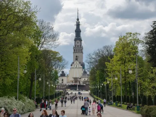 Droga do jasnogórskiego klasztoru, jednego z najważniejszych świętych miejsc w Polsce, prowadzi przez aleję drzew.