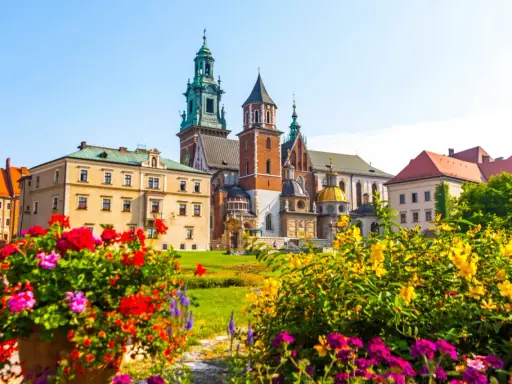 Wawel w Krakowie, jeden z najpiękniejszych zabytków Polski, otoczony kwitnącymi kwiatami.