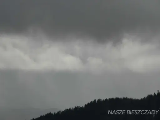 Mroczne chmury nad Bieszczadami zapowiadają deszcz. Nawet w taką pogodę Wetlina oferuje atrakcje, np. spacer po lesie.