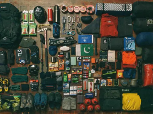 Plecak, śpiwór, odzież, buty, czekan, kijki, raki, kask, okulary, rękawice, apteczka, jedzenie i termos – to wszystko, co zabrać w góry.