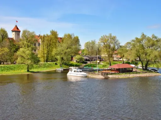 Zamek w Pułtusku i przystań z łodziami to piękne pułtusk atrakcje.
