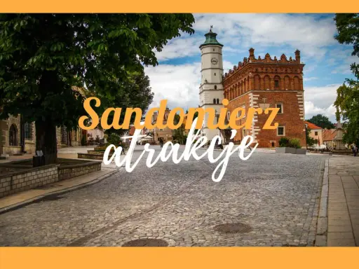Spacer po brukowanym rynku w Sandomierzu, zabytkowym mieście nad Wisłą, z widokiem na zamek i ratusz.