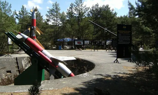 W muzeum wyrzutni rakiet w Rąbce dwie rakiety, jedna na wyrzutni, gotowe do startu.