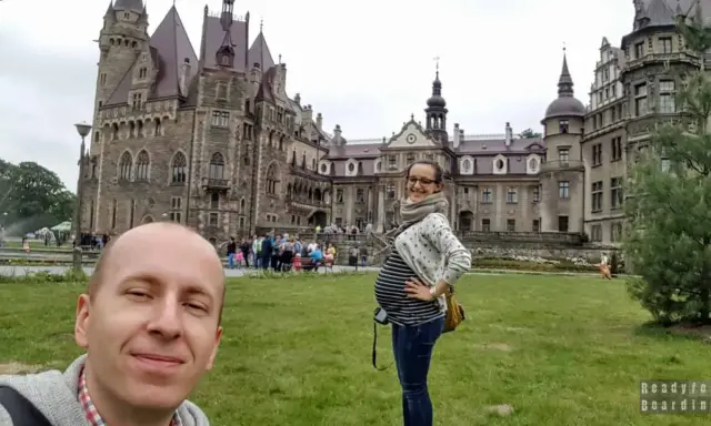 Szukacie pomysłu, gdzie na wakacje w ciąży w Polsce? Zamek Książ to idealne miejsce na spokojny wypoczynek i piękne wspomnienia.