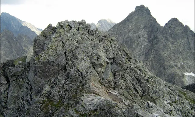 Surowe, skaliste szczyty w tatrach polskich powyżej 2000 m. Majestatyczne góry, surowa przyroda.