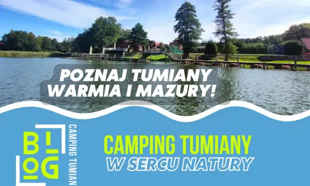 Spokojne jezioro, pomost i budynki kempingowe. Idealne miejsce, by poznać Tumiany, Warmia i Mazury, i dowiedzieć się, co można robić nad jeziorem.