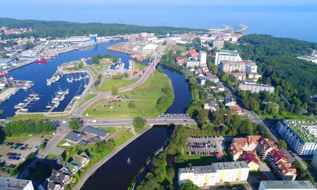 Widok z lotu ptaka na port jachtowy i miasto. Idealne miejsce na jednodniowe wycieczki zachodniopomorskie.