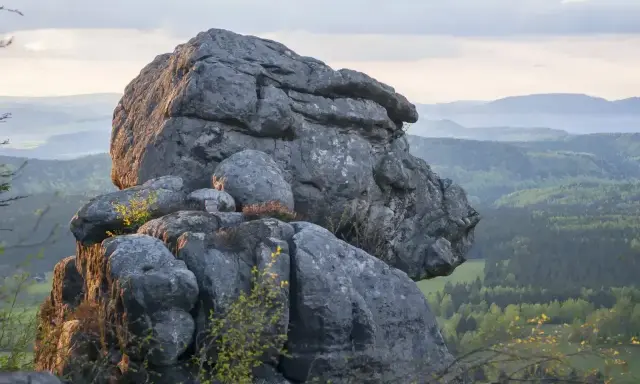 Gigantyczne skały na tle zielonych dolin. Góry Stołowe w zachodzącym słońcu, tworzące niezwykły krajobraz.