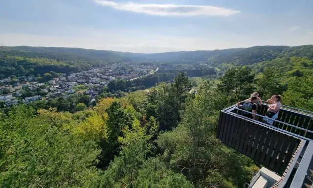 Widok z platformy widokowej na górze Markowca w Rumi. W dole rozciąga się miasto otoczone zielonymi wzgórzami.