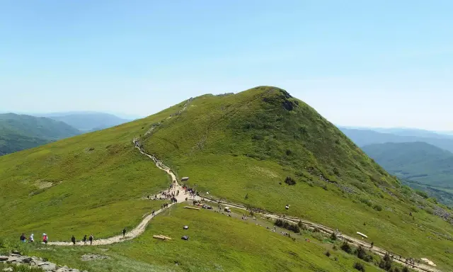 Tarnica, najwyższy szczyt Bieszczad, przyciąga tłumy turystów. Widok z jej wysokości zapiera dech w piersiach.