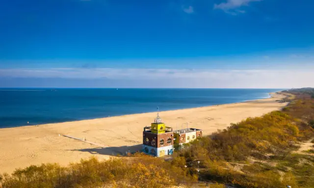 Piękna plaża i budynek z wieżyczką, idealne na spacer po miejscowościach blisko Trójmiasta.