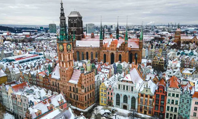 Zimowy Gdańsk zachwyca! Ratusz i Bazylika Mariacka w śnieżnej scenerii to idealne gdańsk atrakcje dla dorosłych, szukających piękna i historii.