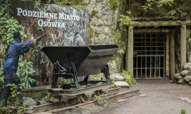 Wejście do Podziemnego Miasta Osówka, z wagonikiem i manekinem górnika. To jedno z wielu podziemnych miast w Polsce.