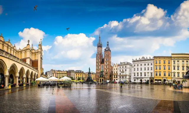 Krakowski Rynek Główny, jeden z największych rynków w Polsce, z Sukiennicami i Kościołem Mariackim.