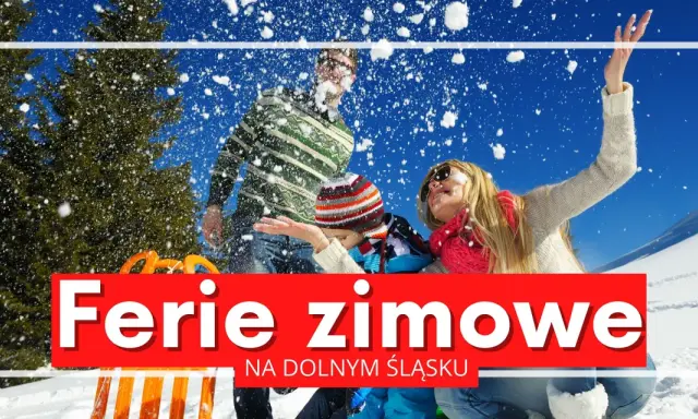 Rodzina rzuca śnieżkami na tle zaśnieżonych gór. Cieszcie się feriami zimowymi 2026 dolnośląskie!