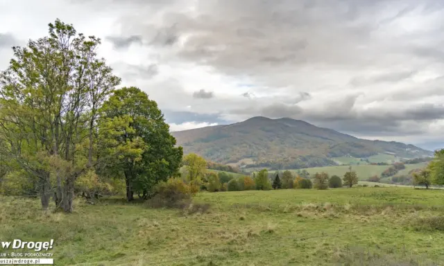 Jesienne Bieszczady, chmury nad górami. Co robić w Bieszczadach, gdy pada? Podziwiać widoki, szukać schronienia w karczmie.