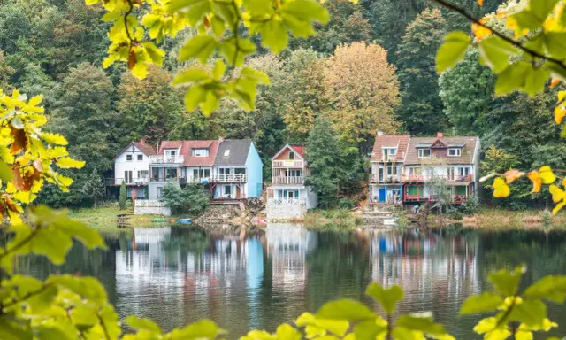 Malownicze domy nad jeziorem, idealne na weekendowe wypady. Atrakcje do 30 km od Wrocławia czekają!