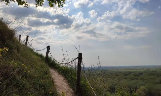Ścieżka na zboczu, prowadząca ku widokowi na las i równiny. Może to widok z najwyższego szczytu Gór Pieprzowych?