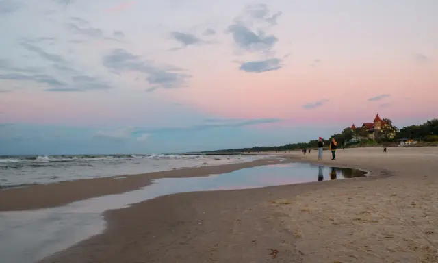 Zachód słońca nad morzem w Łebie. Spacer po plaży, romantyczne widoki, idealne łeba atrakcje dla dorosłych.