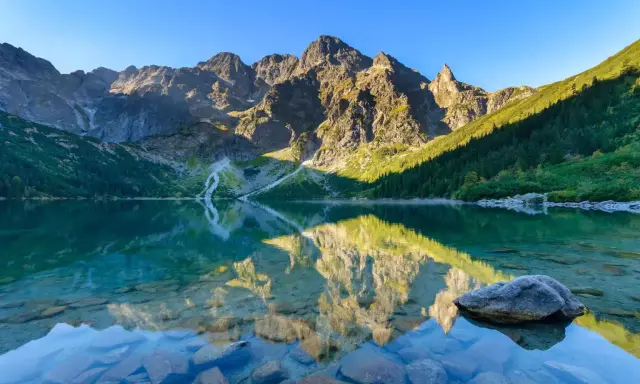 Morskie Oko, perła Tatr, zachwyca o każdej porze roku. To miejsce, co warto zobaczyć w Tatrach, oferuje niesamowite widoki i spokój.