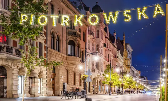 Ulica Piotrkowska nocą, rozświetlona neonami i girlandami, to jedna z głównych łódzkich atrakcji turystycznych.