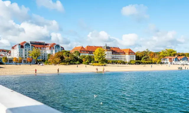 Sopot – piękne, ciekawe miejsca w Polsce na jednodniowy wypad. Spacer po plaży i widok na zabytkowe hotele.