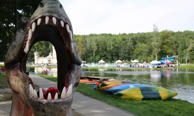 Przez paszczę dinozaura widać zamek i basen, a obok leżą kolorowe kajaki. To jedne z magicznych miejsc opolskich.