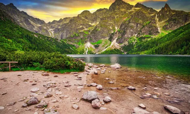 Górskie jezioro Morskie Oko, jedno z najpiękniejszych **ciekawych miejsc w Polsce**, otoczone skalistymi szczytami i zielonymi lasami.