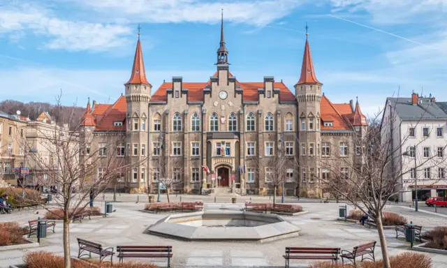 Ratusz w Wałbrzychu, piękny budynek z wieżyczkami, to jedno z miejsc, co zobaczyć w Wałbrzychu.
