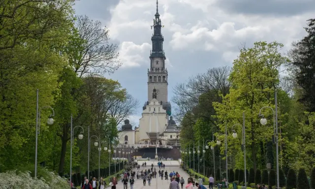 Droga do jasnogórskiego klasztoru, jednego z najważniejszych świętych miejsc w Polsce, prowadzi przez aleję drzew.