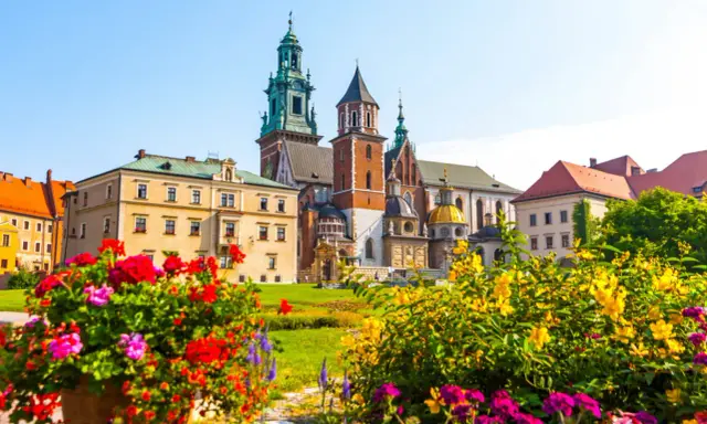 Wawel w Krakowie, jeden z najpiękniejszych zabytków Polski, otoczony kwitnącymi kwiatami.