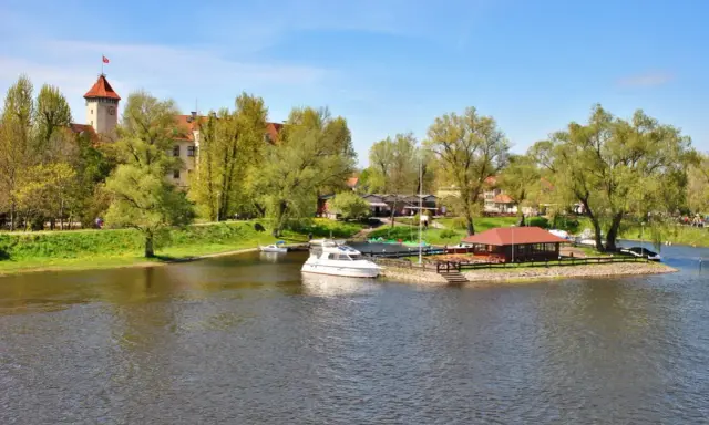 Zamek w Pułtusku i przystań z łodziami to piękne pułtusk atrakcje.