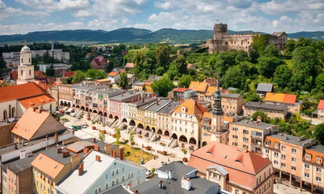 Urokliwy rynek z kolorowymi kamienicami i zamkiem na wzgórzu. Idealne romantyczne miejsca na Śląsku na spacer.