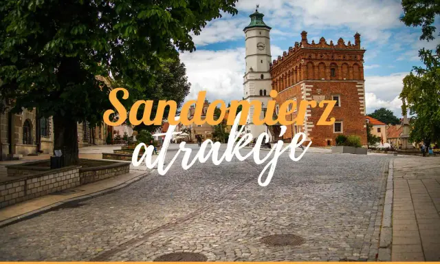 Spacer po brukowanym rynku w Sandomierzu, zabytkowym mieście nad Wisłą, z widokiem na zamek i ratusz.