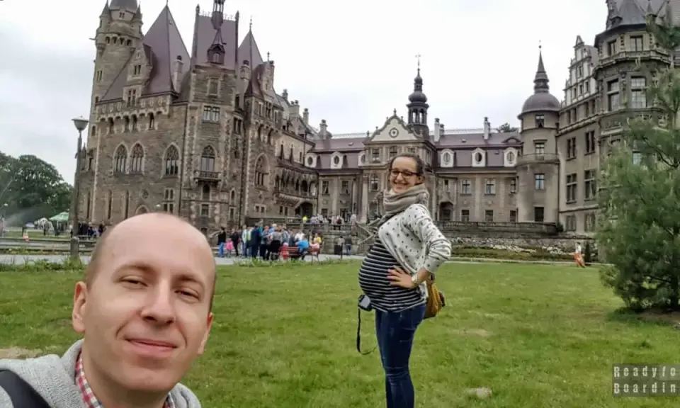 Szukacie pomysłu, gdzie na wakacje w ciąży w Polsce? Zamek Książ to idealne miejsce na spokojny wypoczynek i piękne wspomnienia.