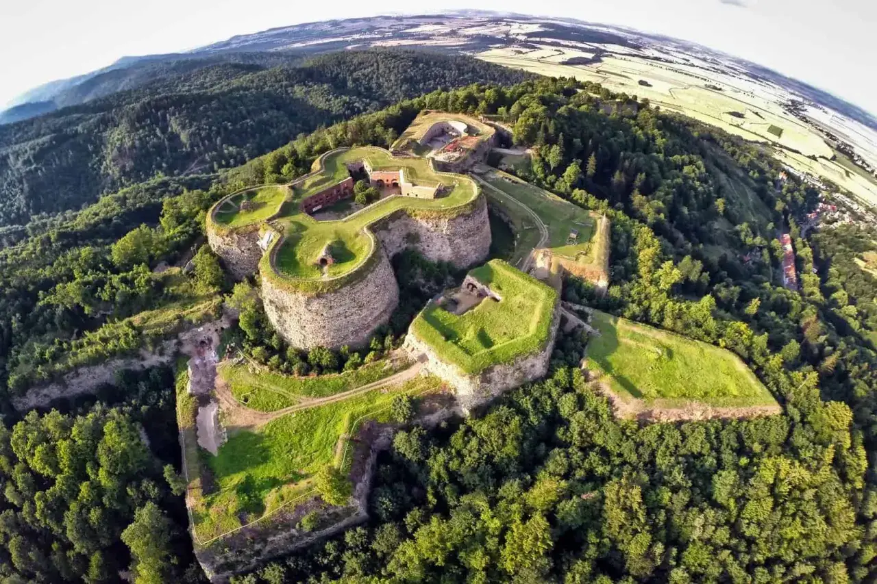 Forteca Srebrna Góra, jedno z najciekawszych miejsc na Dolnym Śląsku, góruje nad lasami.