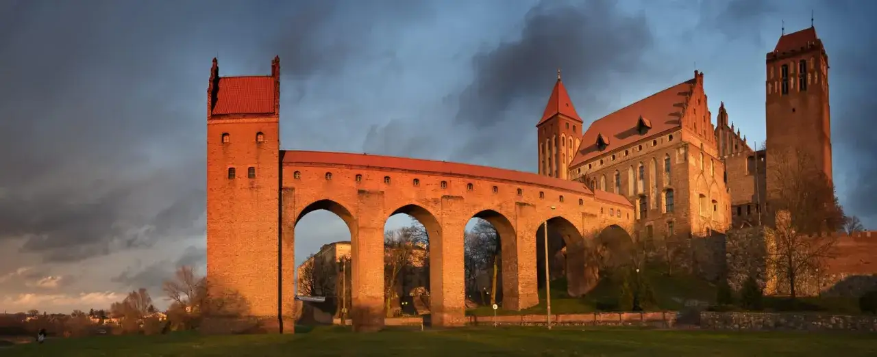 Zamek w Malborku, jeden z najpiękniejszych zamków na Pomorzu, w blasku zachodzącego słońca.
