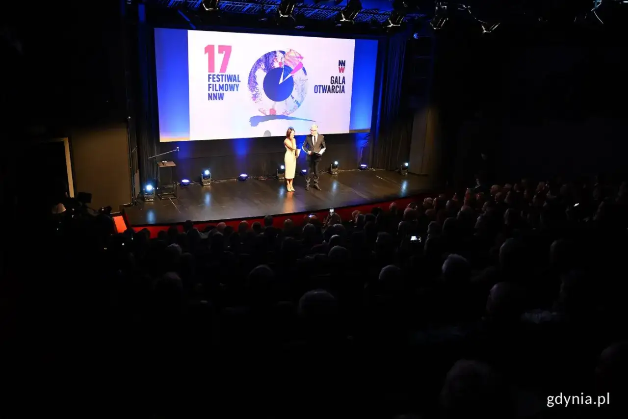 Gala otwarcia 17. Festiwalu Filmowego NN w Gdyni. Widownia wypełniona po brzegi, na scenie para prowadzących.