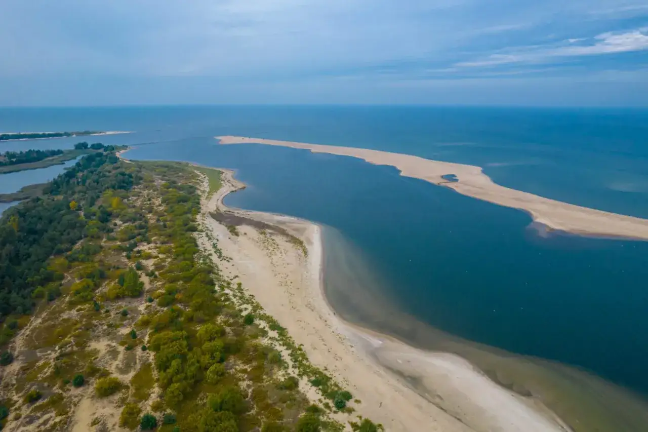 Piękne plaże i zieleń, idealne miejsce, gdzie na wczasy. Spokojne wody i piaszczyste wybrzeże zachęcają do wypoczynku.