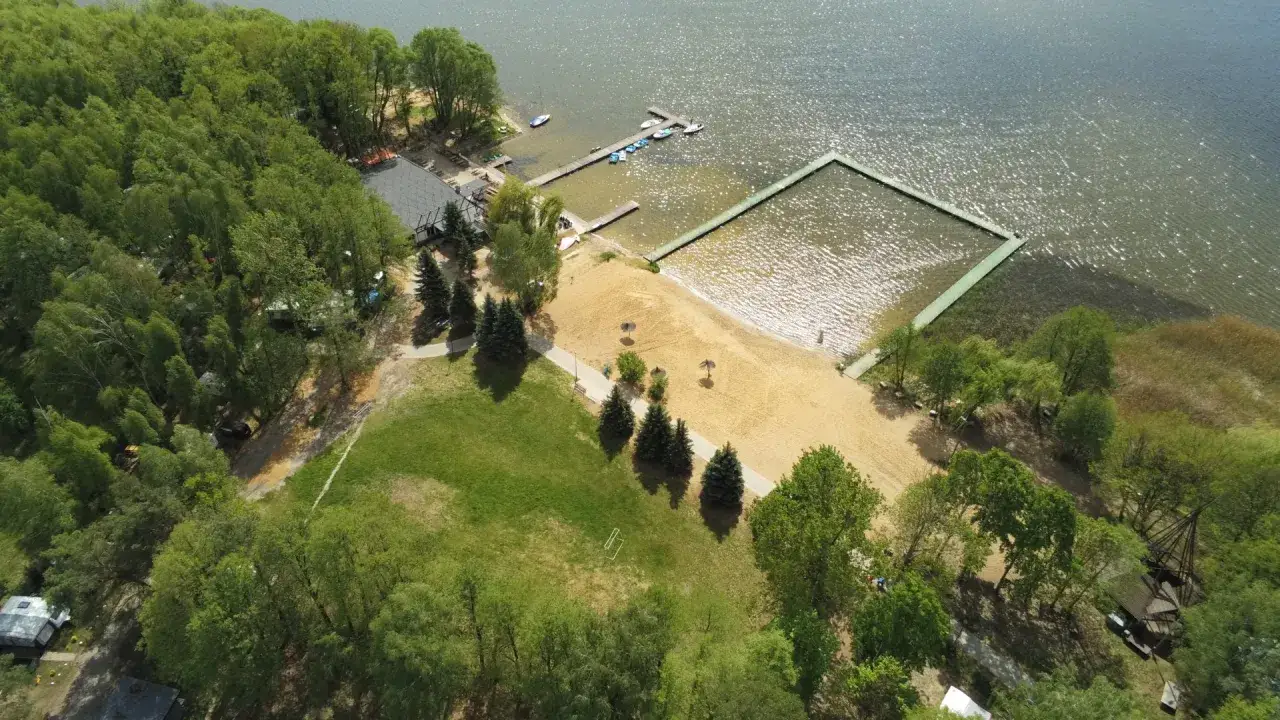 Idealne miejsce gdzie nad jezioro w Wielkopolsce: piaszczysta plaża, kąpielisko, pomosty i las.