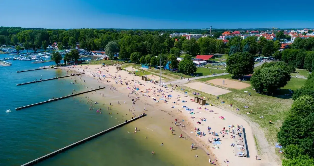Tętniące życiem plaże i kąpieliska nad jeziorem Niegocin oferują liczne atrakcje dla wypoczywających.