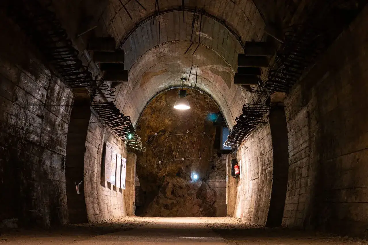 Mroczny tunel, gdzieś w podziemiach. Czy to schronienie osówki, czy tajna baza włodarza?