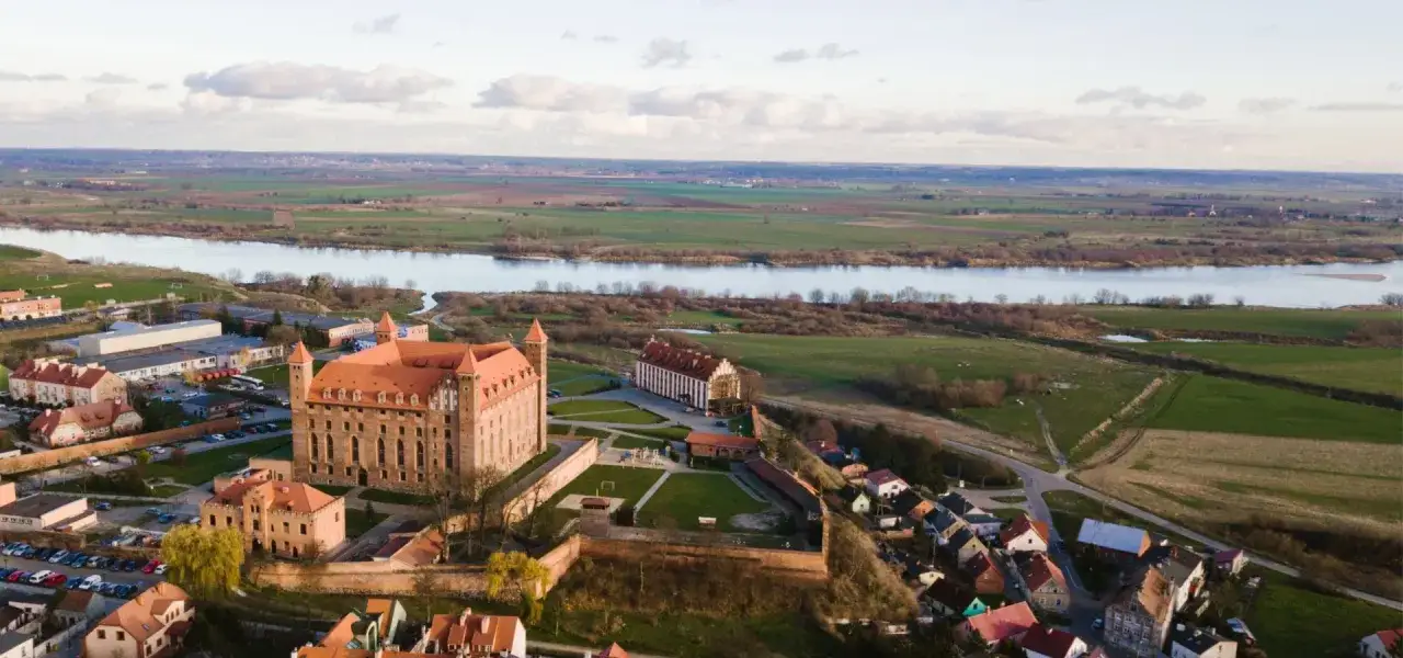 Zamek w Gniewie, malownicze atrakcje nad Wisłą. Widok z lotu ptaka na historyczną warownię i okolicę.