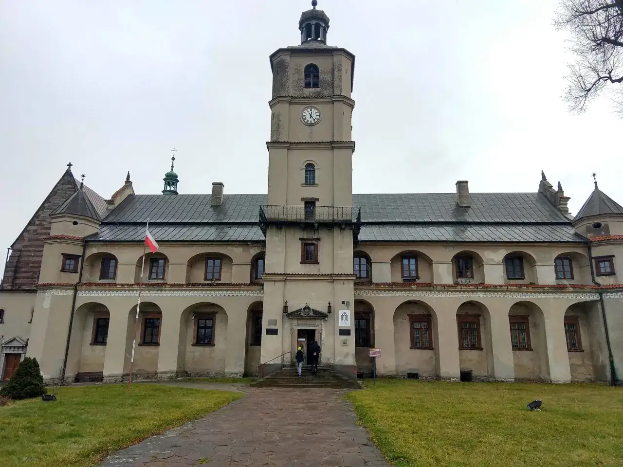 Opactwo Cystersów w Wąchocku – imponująca budowla z wieżą zegarową. Wąchock atrakcje to miejsce, które warto odwiedzić.