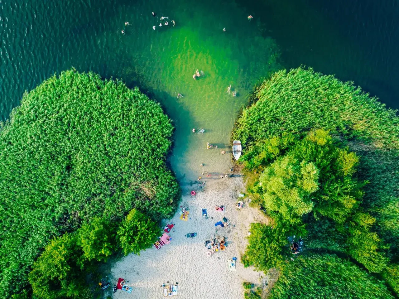 Idealne miejsce, gdzie we wrześniu na wakacje w Polsce. Plaża, jezioro i mnóstwo zieleni.